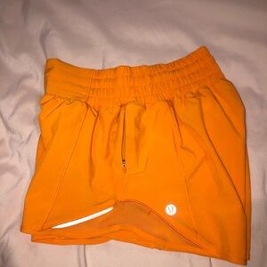 Lululemon high rise 2.5 in hotty hot shorts